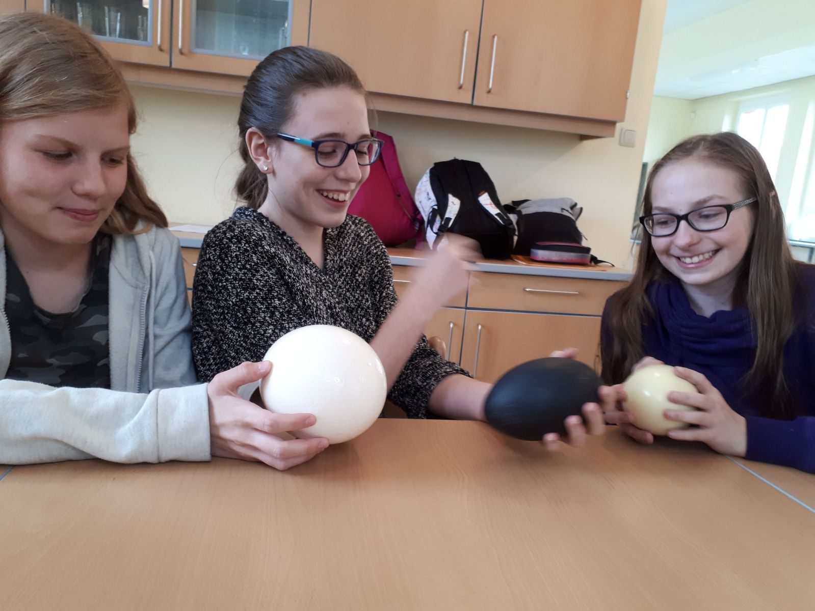 Nina, Celina und Carmen staunen über die Größe der Eier von Strauß, Emu und Nandu.